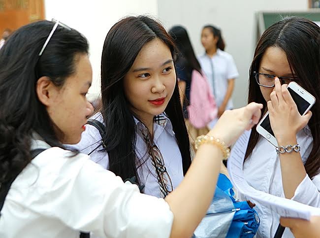 Vẻ hồn nhiên trong sáng của các nữ sinh dự thi THPT Quốc gia 2017 - ảnh 12