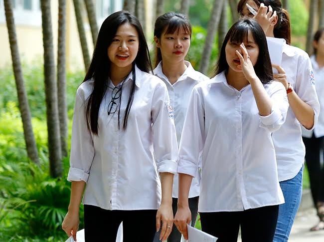 Vẻ hồn nhiên trong sáng của các nữ sinh dự thi THPT Quốc gia 2017 - ảnh 1