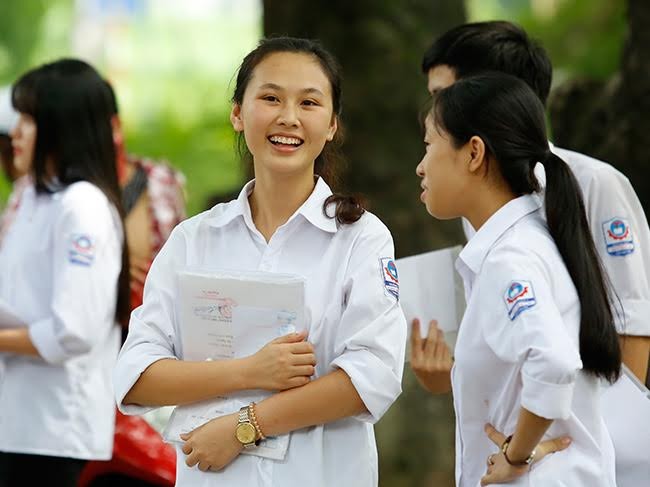 Vẻ hồn nhiên trong sáng của các nữ sinh dự thi THPT Quốc gia 2017 - ảnh 2
