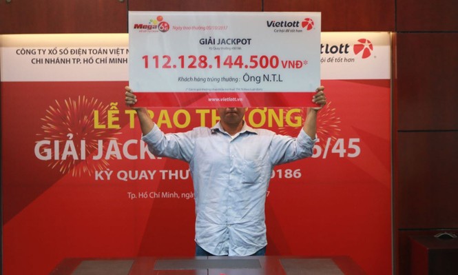 Khách hàng trúng Jackpot hơn 100 tỷ đồng che nửa mặt nhận giải - ảnh 1