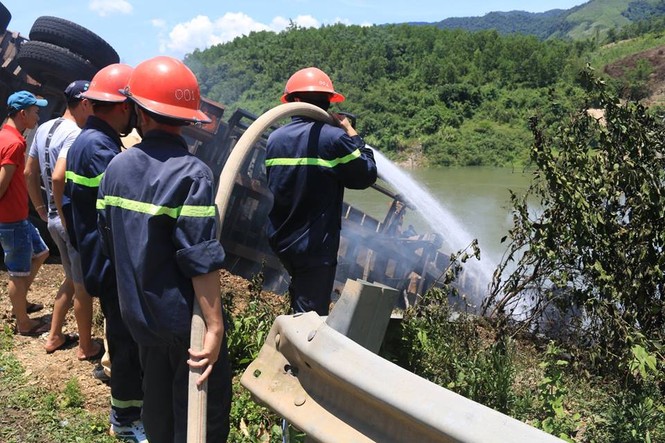 Lao xuống vực, xe tải ngùn ngụt bốc cháy - ảnh 1