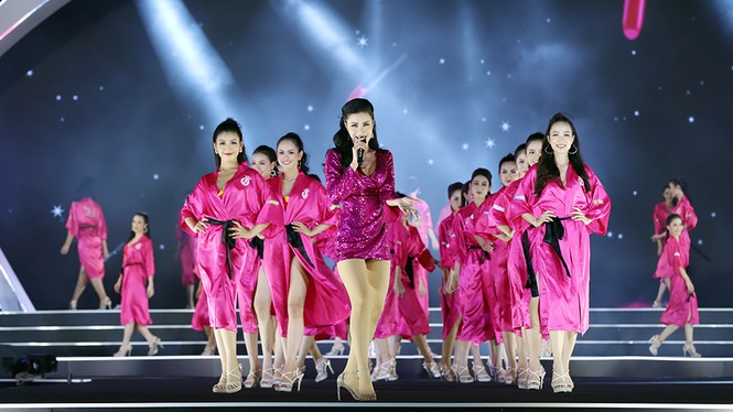 Đông Nhi váy ngắn nóng bỏng, khoe sắc cùng dàn thí sinh HHVN - ảnh 8