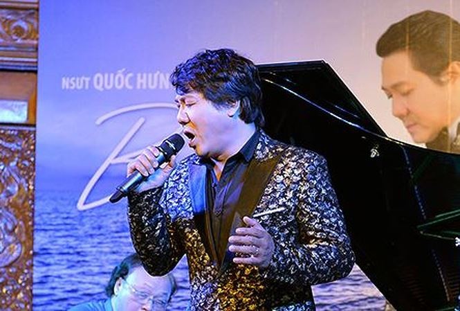 Showbiz 10/11: Đám đông ‘nổi loạn’ trong đám tang Lam Khiết Anh - ảnh 1