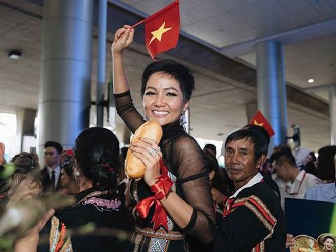 H’Hen Niê nói gì về sự cố trang phục bánh mỳ ở Miss Universe? - ảnh 2