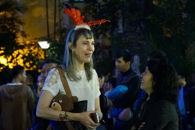 Hàng nghìn người tới Nhà thờ Lớn Hà Nội đón Giáng sinh - ảnh 22