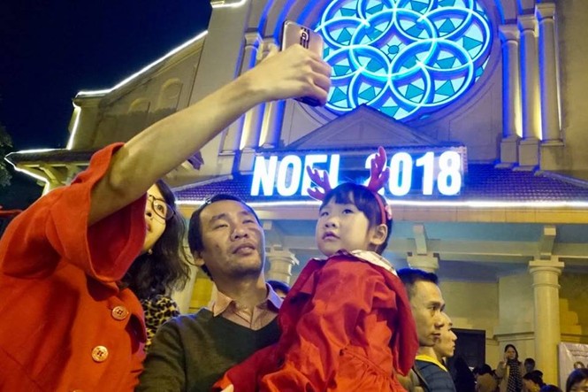 Hàng nghìn người tới Nhà thờ Lớn Hà Nội đón Giáng sinh - ảnh 25