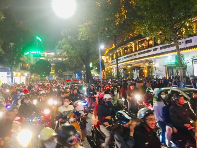 Hàng nghìn người tới Nhà thờ Lớn Hà Nội đón Giáng sinh - ảnh 12