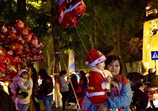 Hàng nghìn người tới Nhà thờ Lớn Hà Nội đón Giáng sinh - ảnh 13
