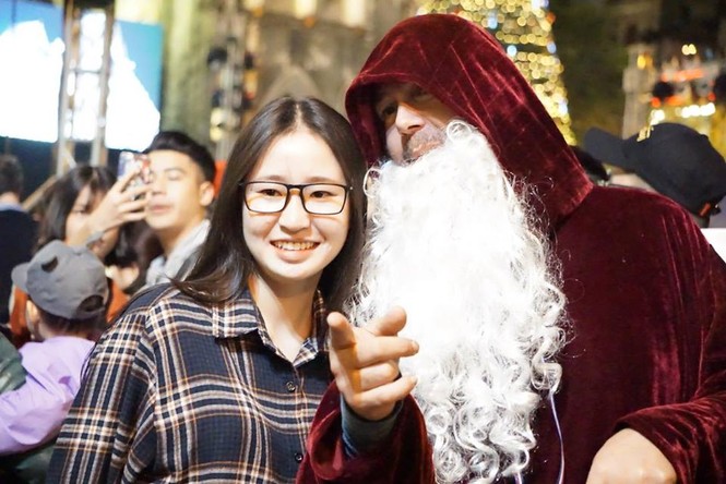 Hàng nghìn người tới Nhà thờ Lớn Hà Nội đón Giáng sinh - ảnh 15