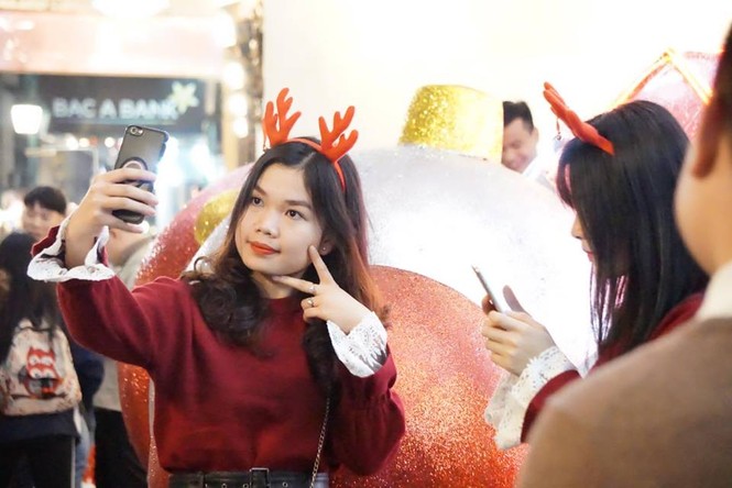 Hàng nghìn người tới Nhà thờ Lớn Hà Nội đón Giáng sinh - ảnh 17