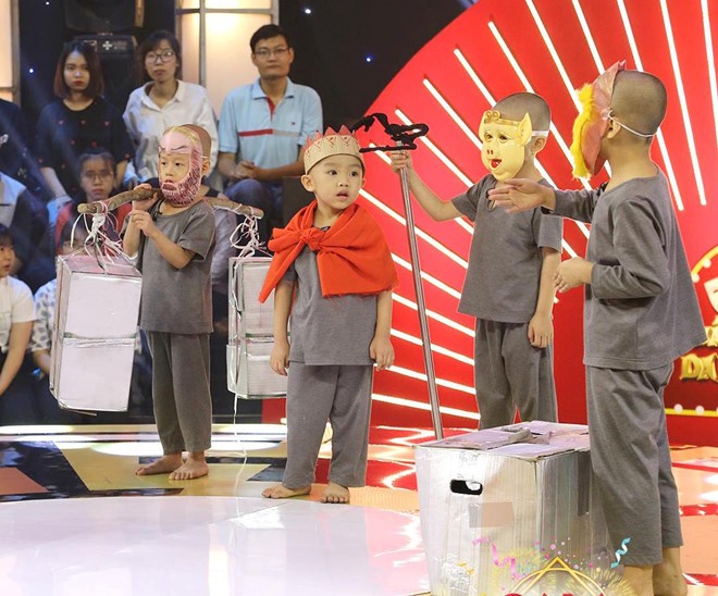 Showbiz 17/1: Phạm Quỳnh Anh ôm chặt con gái trên máy bay gây xúc động - ảnh 3