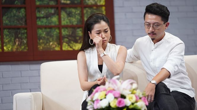 Showbiz 17/1: Phạm Quỳnh Anh ôm chặt con gái trên máy bay gây xúc động - ảnh 4