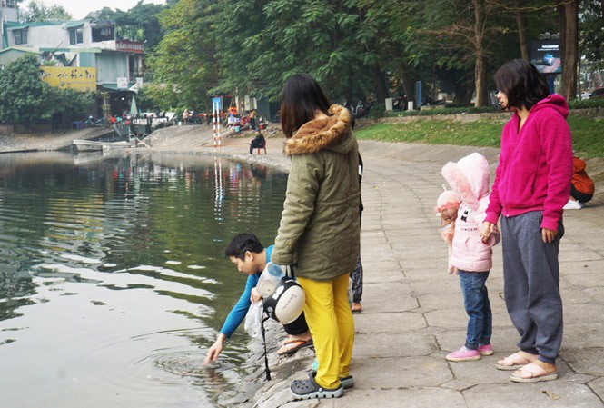 Tình nguyện viên giúp người dân thả cá, dọn túi nilon - ảnh 12