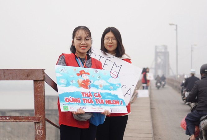 Tình nguyện viên giúp người dân thả cá, dọn túi nilon - ảnh 1
