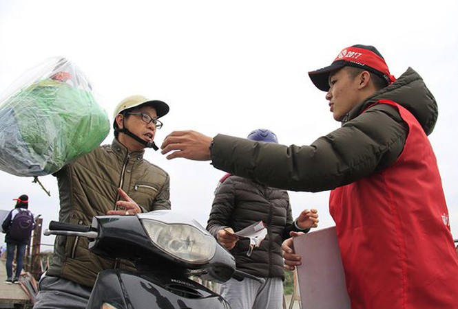 Tình nguyện viên giúp người dân thả cá, dọn túi nilon - ảnh 4