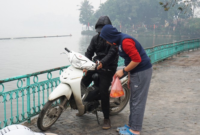 Tình nguyện viên giúp người dân thả cá, dọn túi nilon - ảnh 6