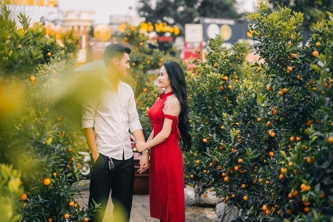 Bạn gái hotgirl và cầu thủ Tiến Linh 'khoá môi' ngọt ngào giữa chợ Tết - ảnh 1