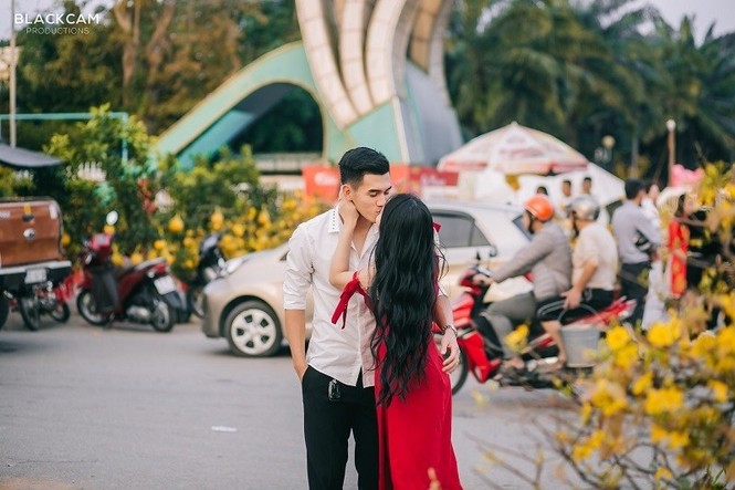 Bạn gái hotgirl và cầu thủ Tiến Linh 'khoá môi' ngọt ngào giữa chợ Tết - ảnh 3
