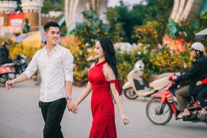 Bạn gái hotgirl và cầu thủ Tiến Linh 'khoá môi' ngọt ngào giữa chợ Tết - ảnh 4