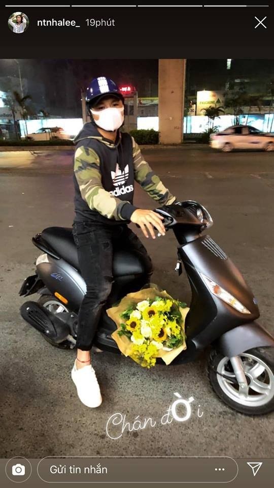 Showbiz 15/2: Phản ứng lạ của bạn gái Quang Hải khi được tặng hoa - ảnh 1