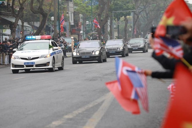 Nhìn gần đoàn xe Triều Tiên lăn bánh trên phố Hà Nội - ảnh 8