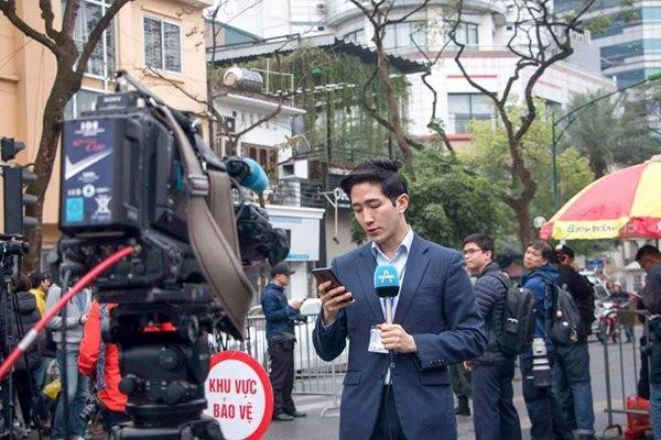 Nam phóng viên Hàn Quốc điển trai tác nghiệp ở Hà Nội gây 'bão' mạng - ảnh 6