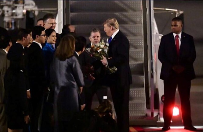 'Soi' nhan sắc hai nữ sinh tặng hoa ông Trump và Kim Jong Un - ảnh 1