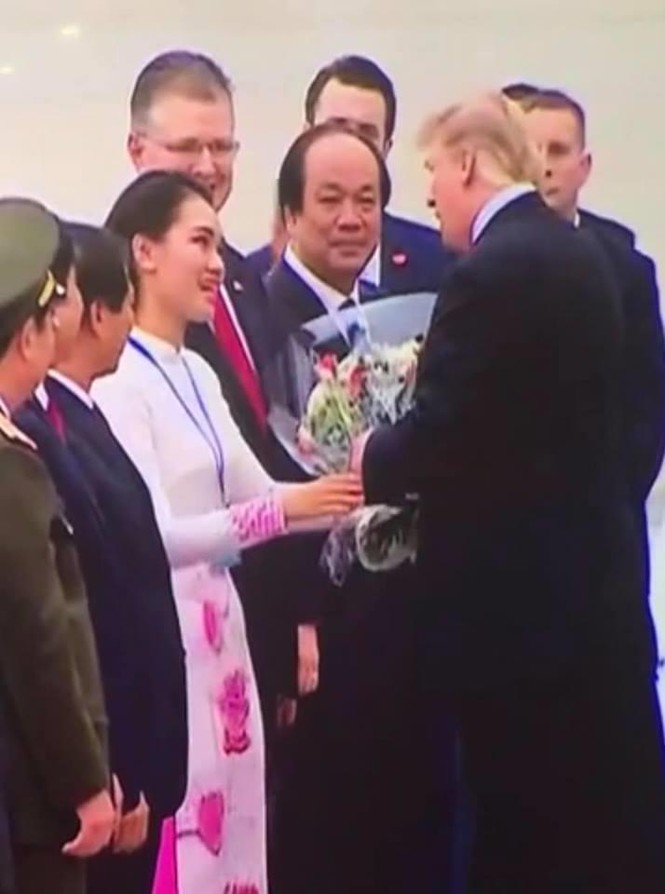 Tiết lộ về nữ sinh tặng hoa Tổng thống Trump khi ông rời Việt Nam - ảnh 1