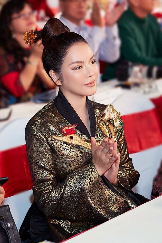 Showbiz 3/3: H'Hen Niê bật mí quà 8/3 ý nghĩa tặng mẹ - ảnh 4
