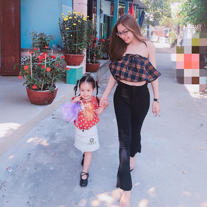 Bạn gái Quang Hải lại bị ‘ném đá’ vì mặc váy ngắn chụp ảnh tư thế nhạy cảm - ảnh 2