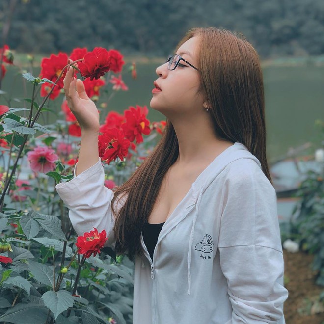 Bạn gái Quang Hải lại bị ‘ném đá’ vì mặc váy ngắn chụp ảnh tư thế nhạy cảm - ảnh 1