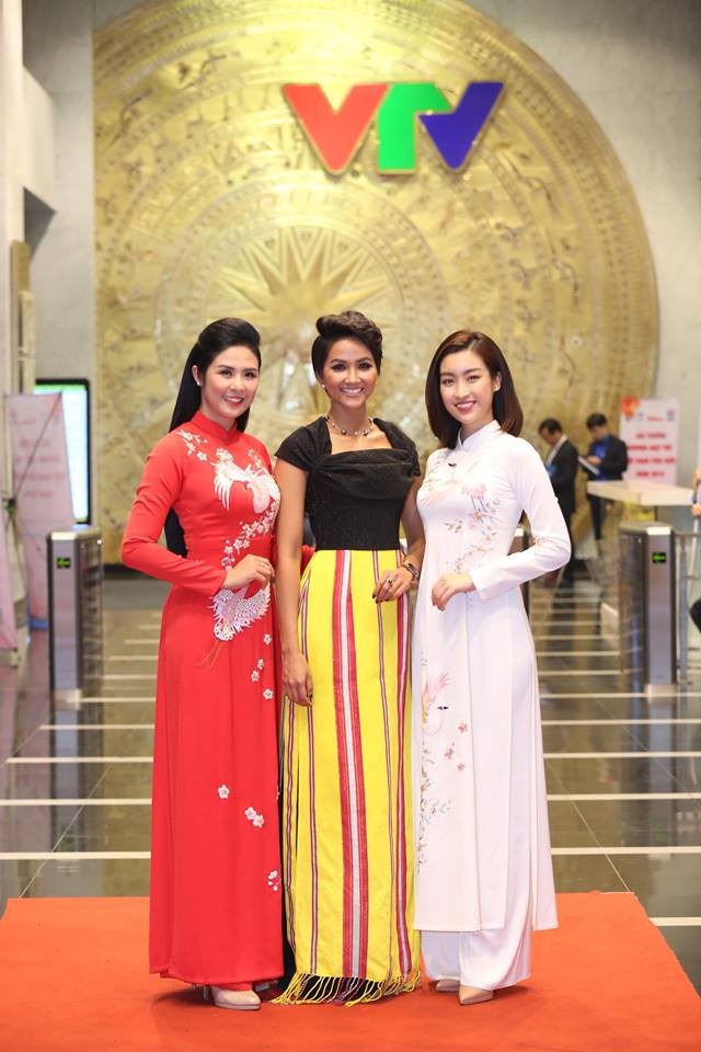 Dàn người đẹp, Hoa hậu Việt Nam rạng rỡ buổi tuyên dương Gương mặt trẻ 2018 - ảnh 1