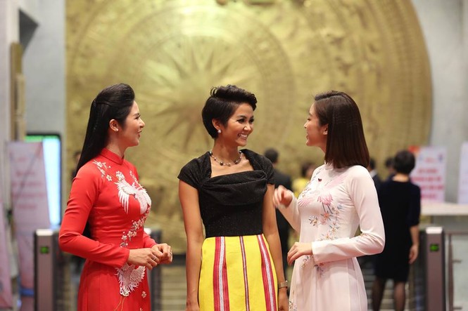 Dàn người đẹp, Hoa hậu Việt Nam rạng rỡ buổi tuyên dương Gương mặt trẻ 2018 - ảnh 3