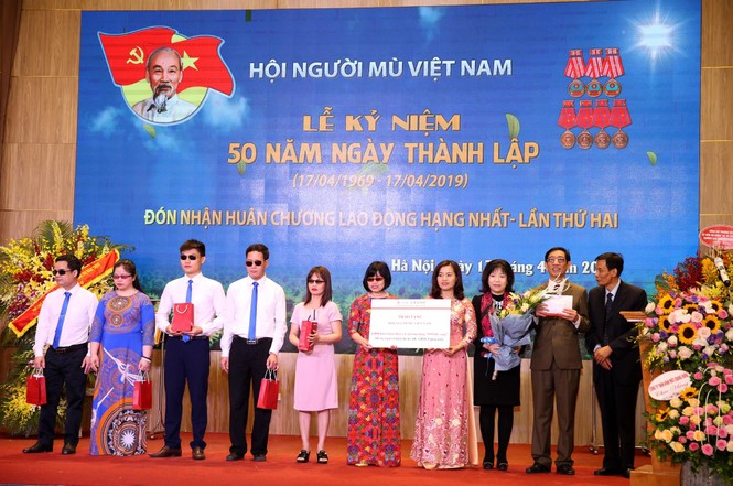 Tặng 1000 điện thoại '9999 hy vọng' giúp người khiếm thị ‘nhìn thấy cả thế giới’ - ảnh 4