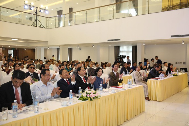 Tặng 1000 điện thoại '9999 hy vọng' giúp người khiếm thị ‘nhìn thấy cả thế giới’ - ảnh 1