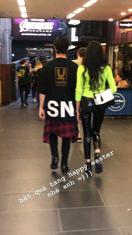 Showbiz 22/4: Lộ ảnh Á hậu Hoàng Thùy hẹn hò diễn viên Rocker Nguyễn? - ảnh 1