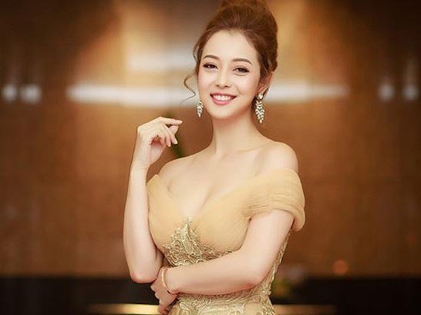Jennifer Phạm đột ngột ngất xỉu, đập đầu xuống đất khi đang dẫn chương trình - ảnh 1