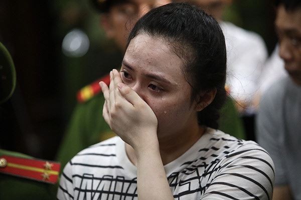 Showbiz 11/5: Lộ ảnh hoa hậu H’Hen Niê được mẹ tắm cho gây xúc động - ảnh 5