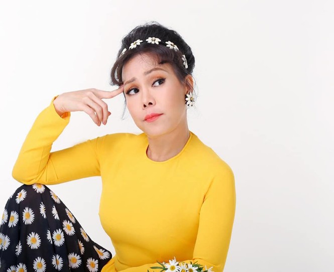 Showbiz 11/5: Lộ ảnh hoa hậu H’Hen Niê được mẹ tắm cho gây xúc động - ảnh 1