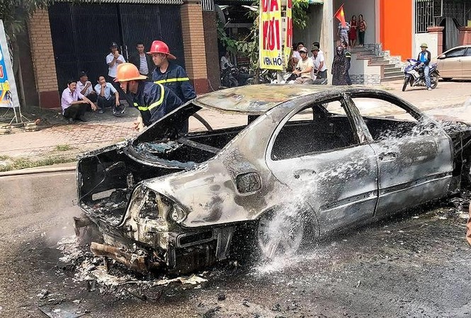 Xe hoa Mercedes đi lễ cưới bị cháy trơ khung sắt - ảnh 2