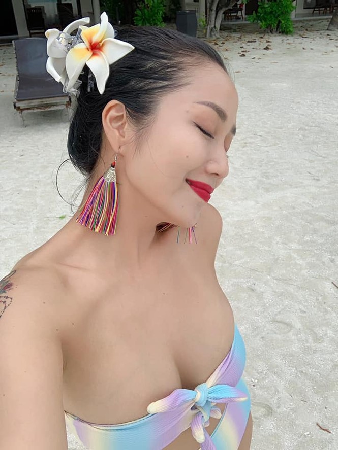 Lần hiếm hoi mẹ 3 con Ốc Thanh Vân khoe ảnh bikini đốt mắt, lộ hình xăm khủng - ảnh 1