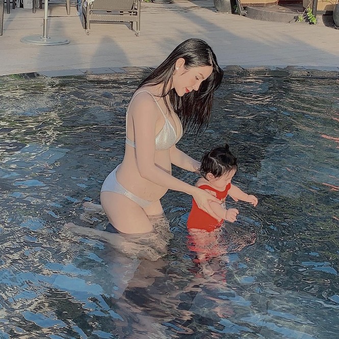 Ôm bụng bầu 5 tháng, Diệp Lâm Anh vẫn diện bikini khoe dáng nuột nà - ảnh 7