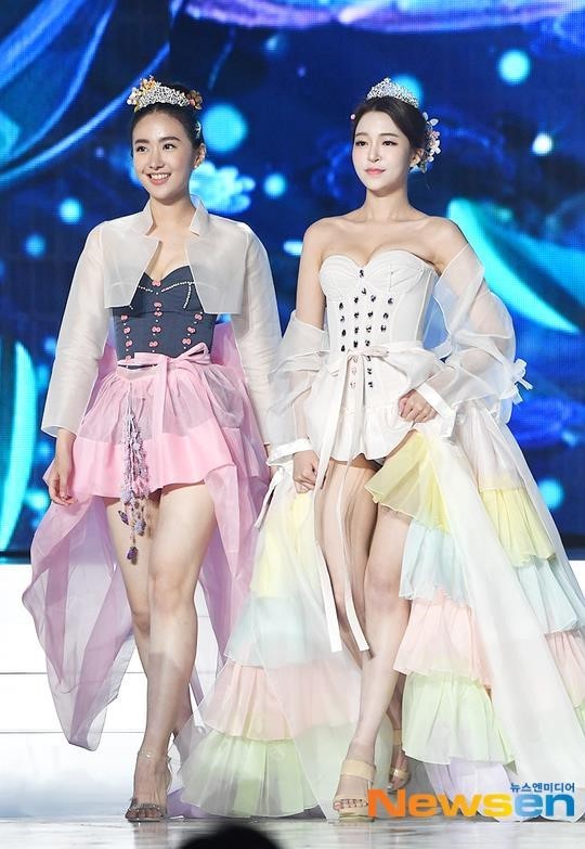 Thí sinh Hoa hậu Hàn Quốc thi mặc hanbok như diễn nội y gây phẫn nộ - ảnh 1