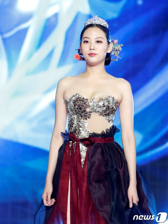 Thí sinh Hoa hậu Hàn Quốc thi mặc hanbok như diễn nội y gây phẫn nộ - ảnh 3