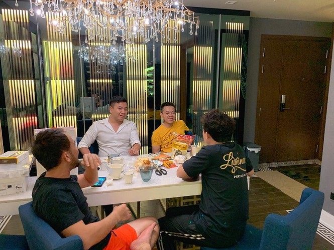 Showbiz 13/7: Hari Won ‘dằn mặt’ Trấn Thành vì tụ tập bạn bè tới sáng - ảnh 1