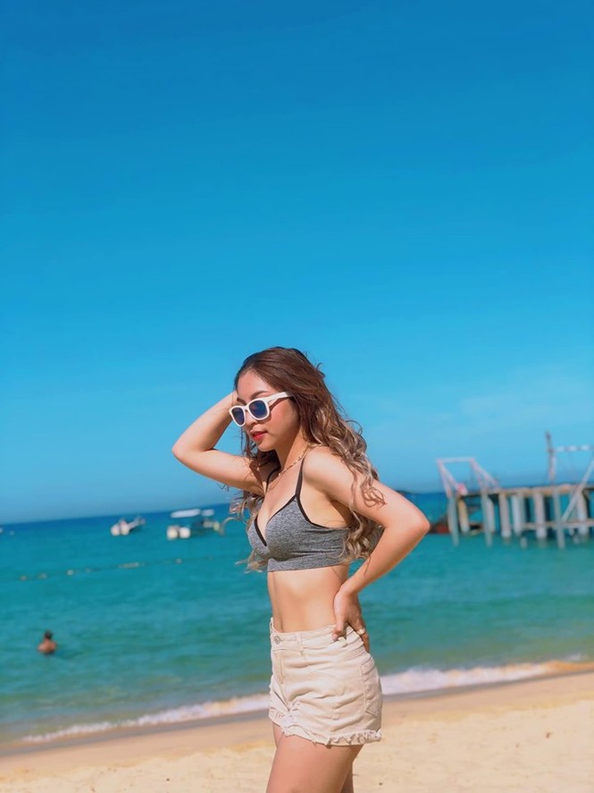 Giữa ồn ào hổng kiến thức, bạn gái Quang Hải tung ảnh diện nội y 'nhức mắt' - ảnh 1