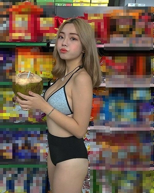 Hai cô gái mặc bikini chạy xe giữa phố gây phẫn nộ - ảnh 3