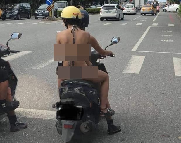 Hai cô gái mặc bikini chạy xe giữa phố gây phẫn nộ - ảnh 1