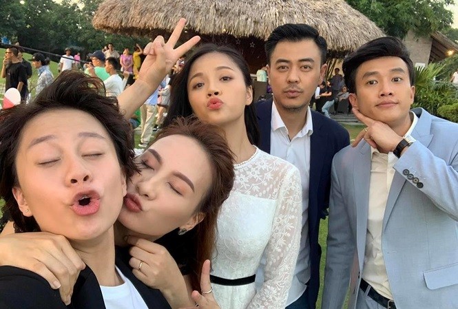 Showbiz 13/8: Đông Nhi, Ông Cao Thắng bị bắt gặp chụp ảnh cưới tại Úc - ảnh 1