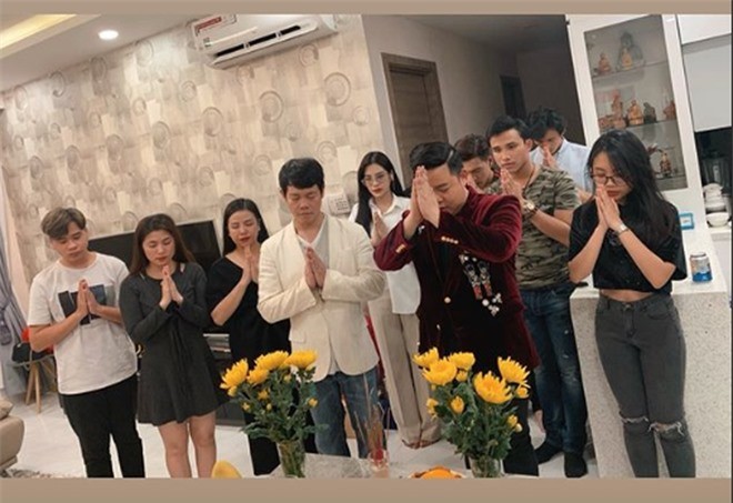 Bị phản ứng vì mặc áo ngắn hở eo thắp hương Tổ nghề, Phương Mỹ Chi nói gì? - ảnh 2